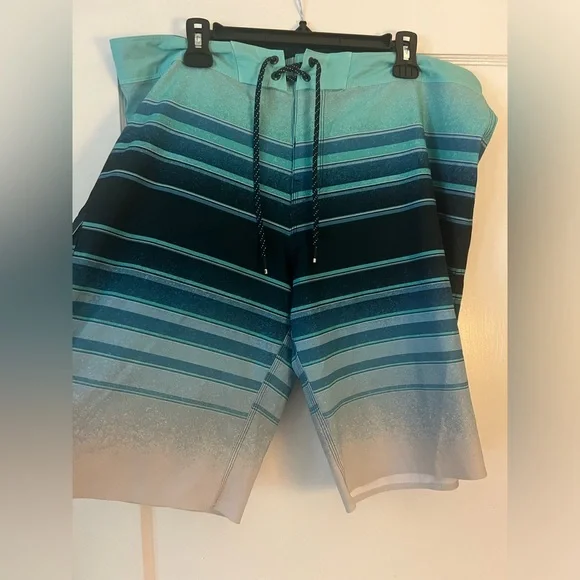 Billabong men’s swim shorts, size 38 - Picture 2 of 8